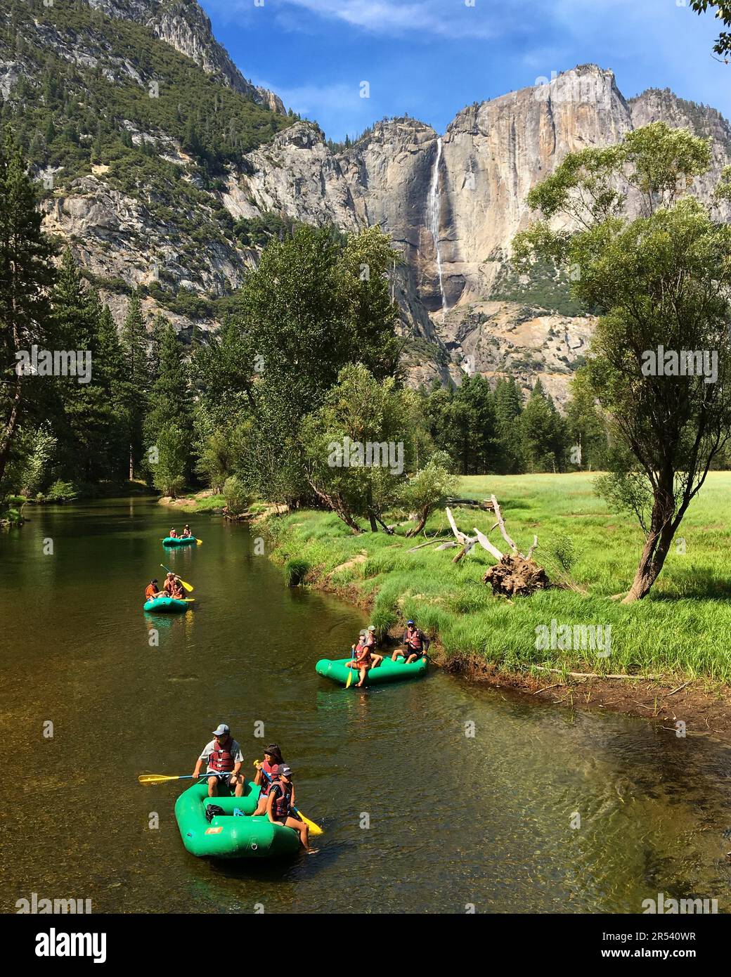 Des familles et des amis radeau sur la Merced River dans la vallée du parc national de Yosemite Banque D'Images