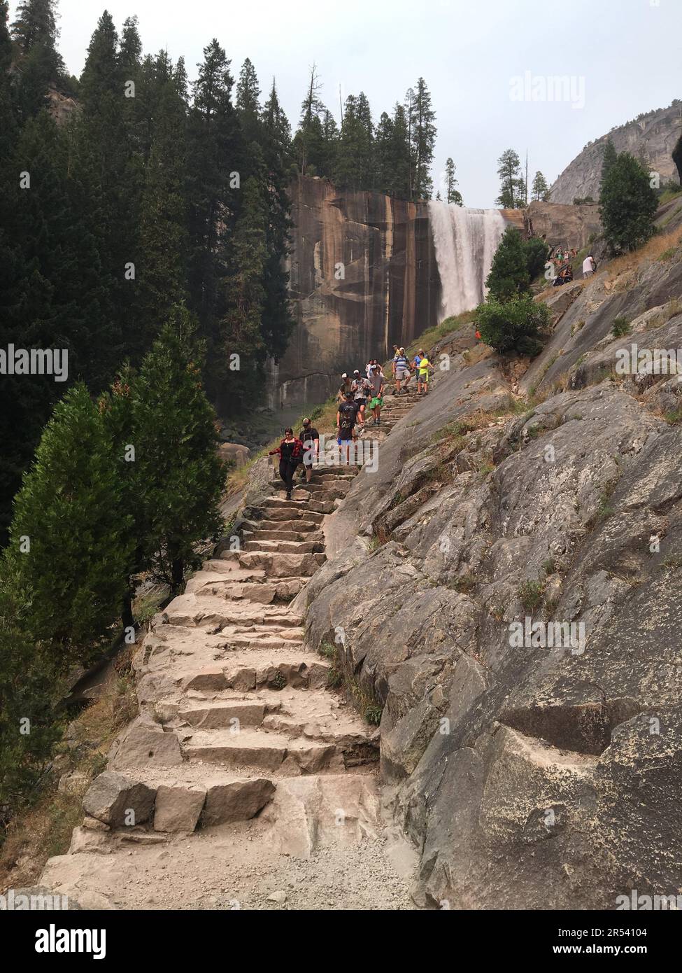 Le sentier Mist Trail dans le parc national de Yosemite comprend des marches et des escaliers qui ont été sculptés et coupés sur le flanc de la montagne Banque D'Images