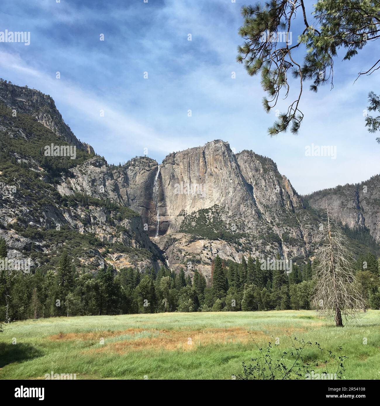 Les chutes de Yosemite descendent en cascade sur une roche de montagne tandis qu'elles se rendent dans la vallée du parc national de Yosemite Banque D'Images