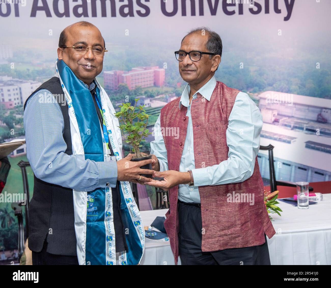 1 juin 2023, Kolkata, Bengale occidental, Inde: Université d'Adamas, La toute première université en Inde à avoir obtenu le statut Platinum dans le domaine de l'enseignement et de l'apprentissage et le classement Diamond dans le domaine du développement académique a organisé une table ronde des médias pour présenter le capital intellectuel de l'institution dans un hôtel de ville. Le professeur Suranjan Das, vice-chancelier nouvellement retraité de l'Université Jadavpur, s'est joint à l'Université Adamas en tant que vice-chancelier aujourd'hui lors d'une conférence de presse. Dans la table ronde des médias, le capital intellectuel de l'institution a été introduit, qui joue un rôle essentiel dans l'élaboration de l'avenir de milliers d'étudiants, empow Banque D'Images