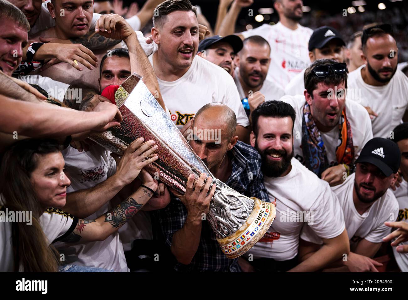Budapest, Hongrie. 1 juin 2023. Les fans du Sevilla FC fêtent avec le trophée lors du dernier match de football de l'UEFA Europa League entre le Sevilla FC et AS Roma. Credit: Nicolò Campo/Alay Live News Banque D'Images