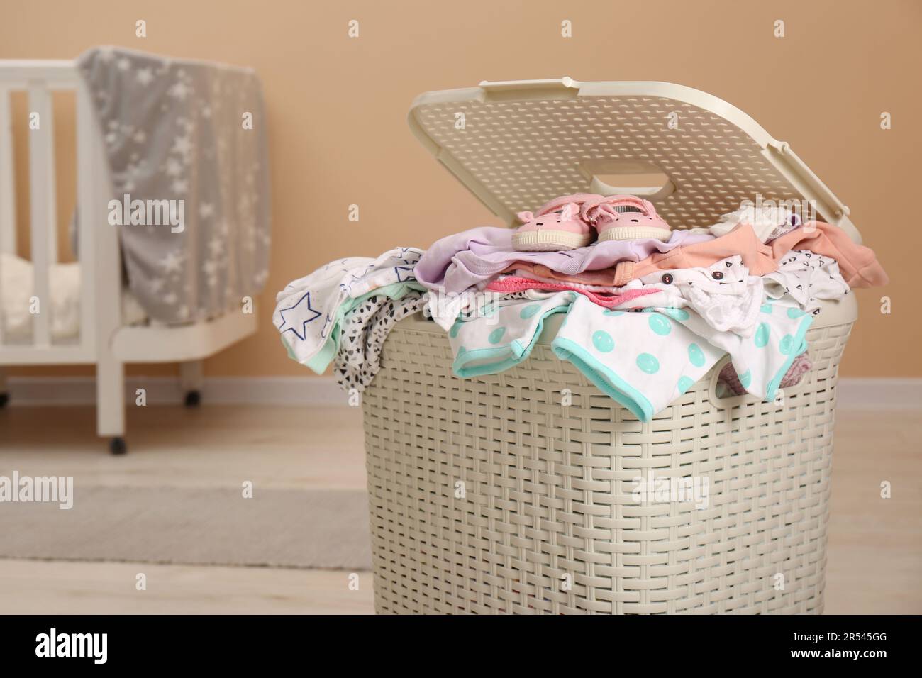Panier à linge avec vêtements pour bébé dans la chambre d'enfant, espace  pour le texte Photo Stock - Alamy