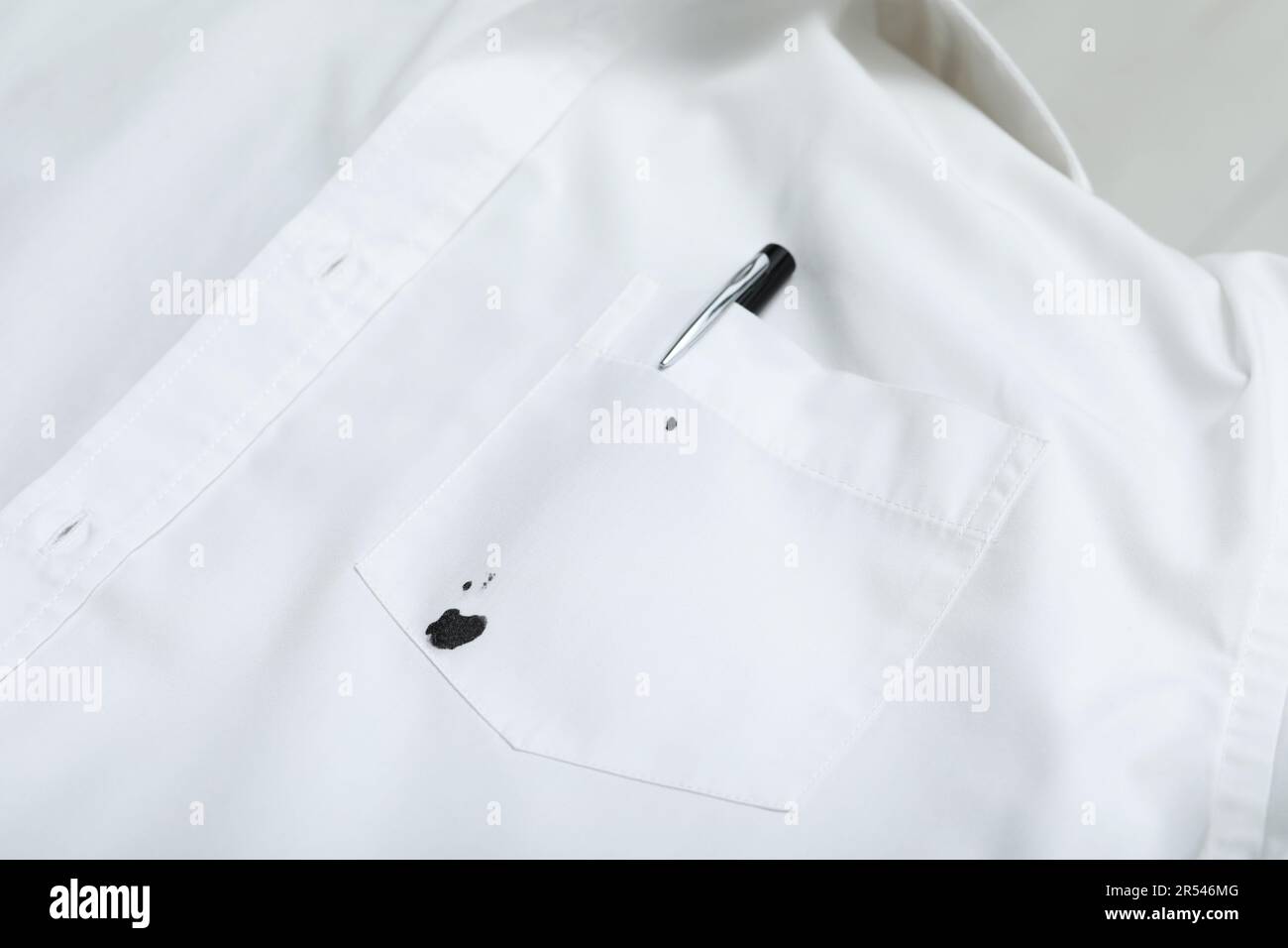 Stylo et tache d'encre noire sur chemise blanche, gros plan Photo Stock -  Alamy