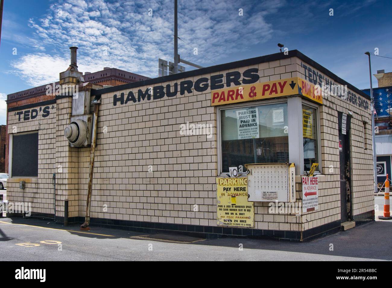 Hamburgers TEDS sur Monroe Street, Toledo, Ohio. Un bâtiment de style moderne maintenant abandonné. ÉTATS-UNIS 2023 Banque D'Images