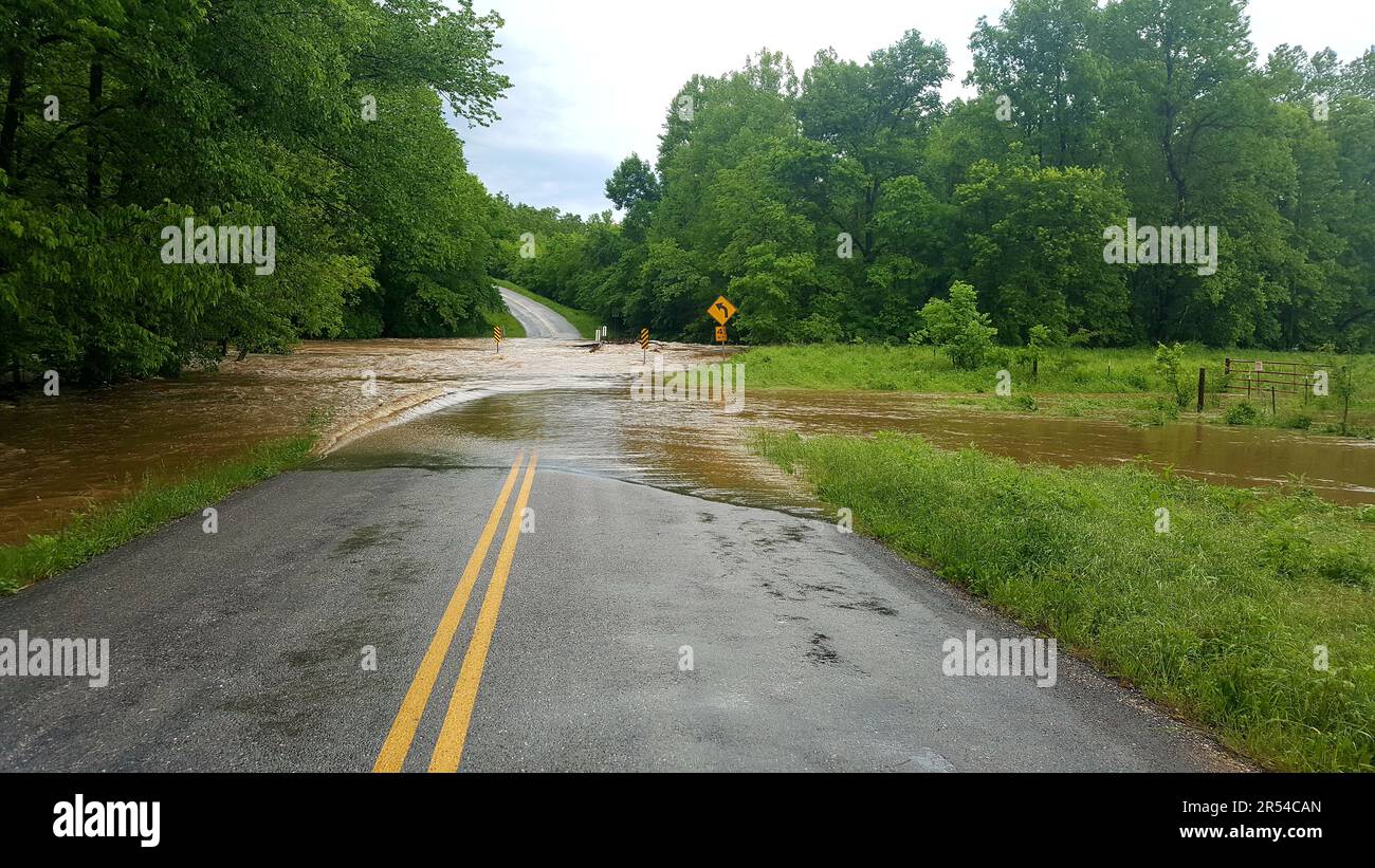 L'eau d'inondation éclair se précipite au-dessus d'un pont en eau basse sur une autoroute rurale près de long Lane, Missouri, Mo, États-Unis, États-Unis, ÉTATS-UNIS. Banque D'Images