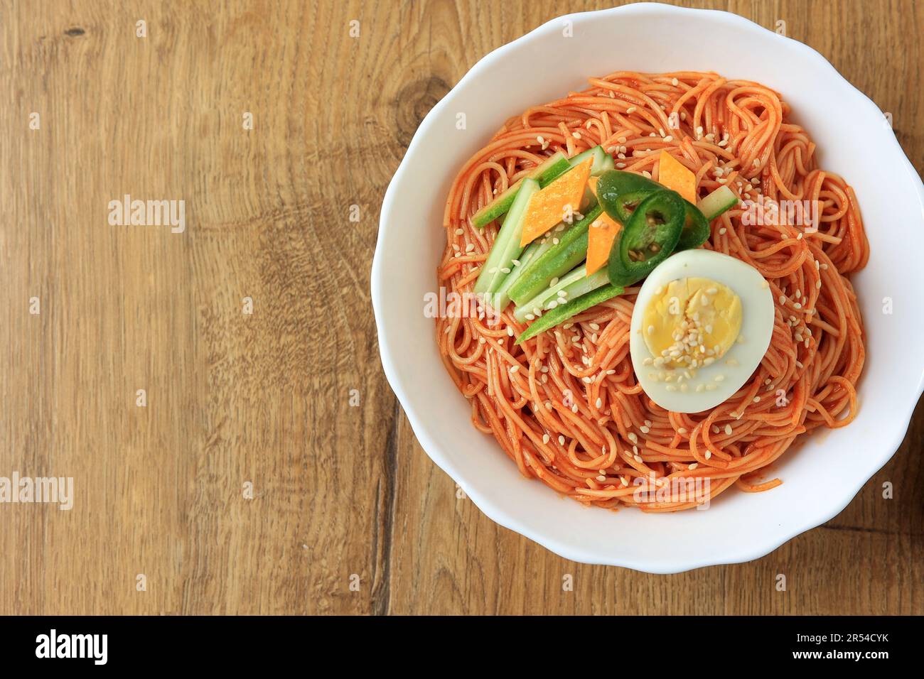 Bibim Guksu Naenmyeon, Niodle froid épicé coréen avec concombre en tranches et garniture aux œufs durs, espace de copie pour le texte Banque D'Images