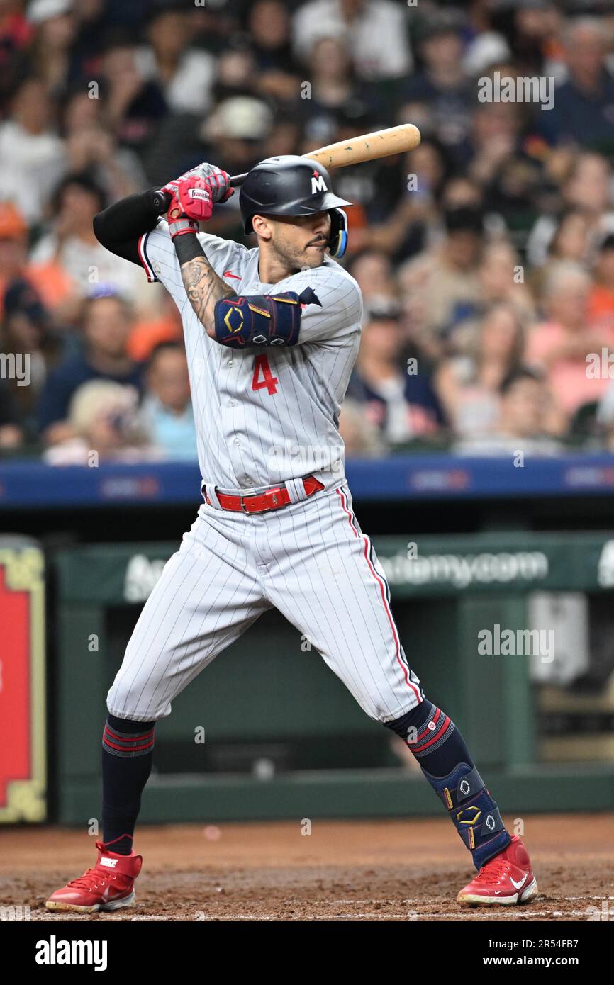 Minnesota Twins shortstop Carlos Correa (4) battant en haut du quatrième repas pendant le match MLB entre les Minnesota Twins et les Houston AS Banque D'Images