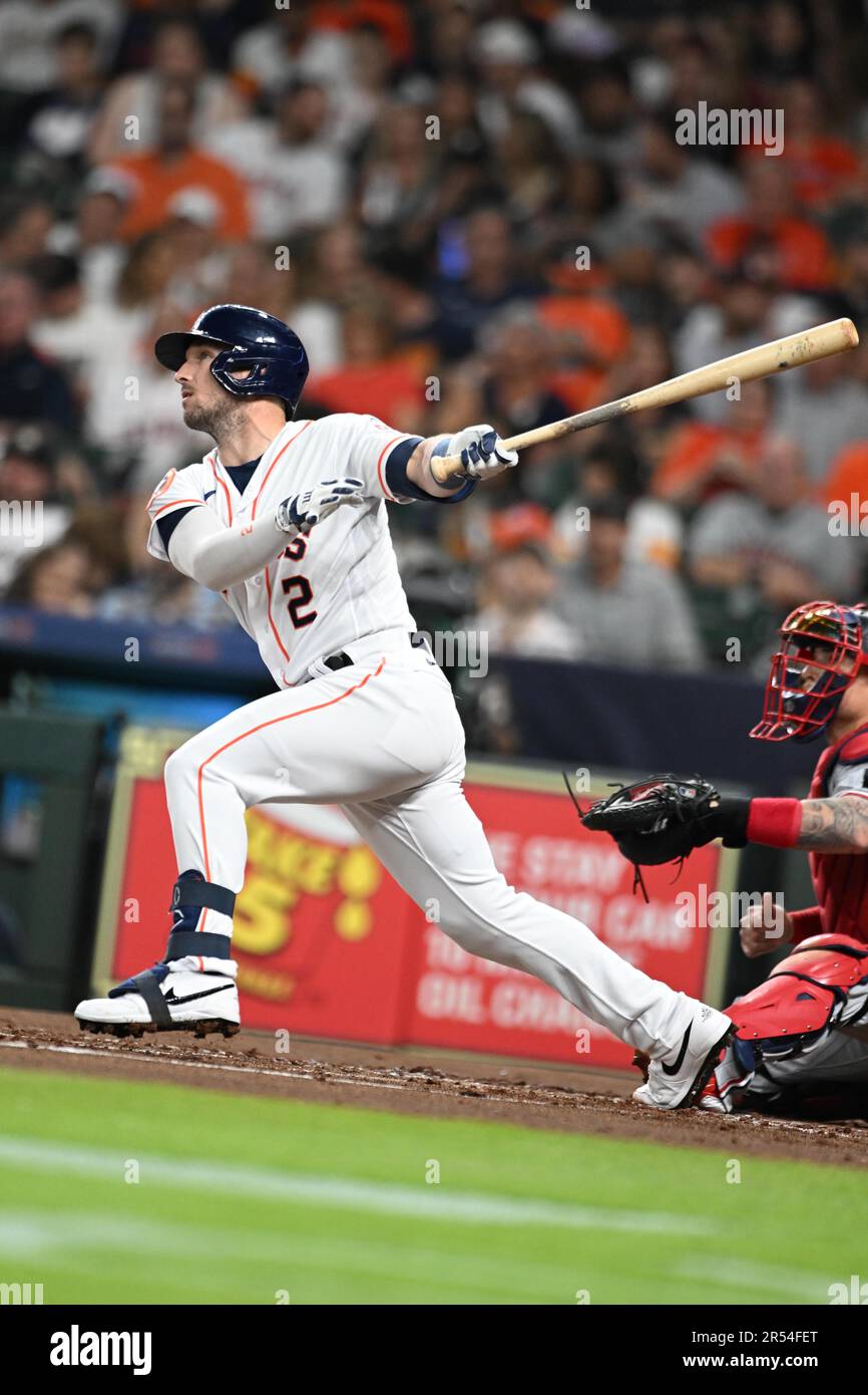 Houston Astros troisième baseman Alex Bregman (2) frappe un solo, 357 pieds de course à la maison à gauche au centre dans le bas du deuxième repas pendant le pari de jeu MLB Banque D'Images