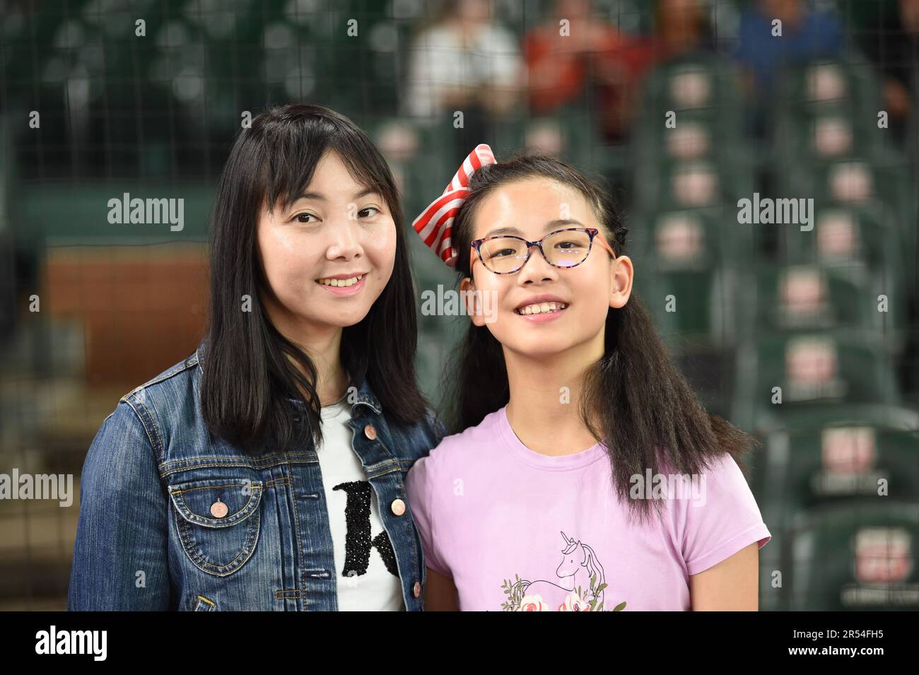 Yolanda Ji (à droite) pose avec sa mère avant de chanter l'hymne national pour le jeu MLB entre les Twins du Minnesota et les Astros de Houston sur T Banque D'Images