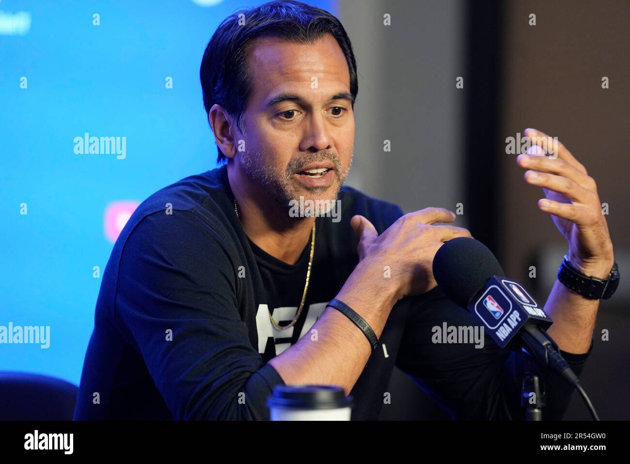 Miami Heat head coach Erik Spoelstra () during a news conference before as players take part in practice for Game 1 of the NBA basketball finals against the Denver Nuggets Wednesday, May 31, 2023, in Denver. (AP Photo/David Zalubowski) Banque D'Images