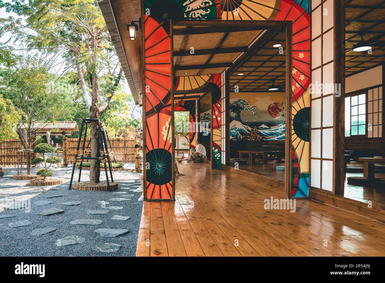 KANCHANABURI -THAÏLANDE, MARS 30 ,2023 : touristes non identifiés viennent visiter et prendre des photos avec restaurant et café avec un beau jardin décoré Banque D'Images