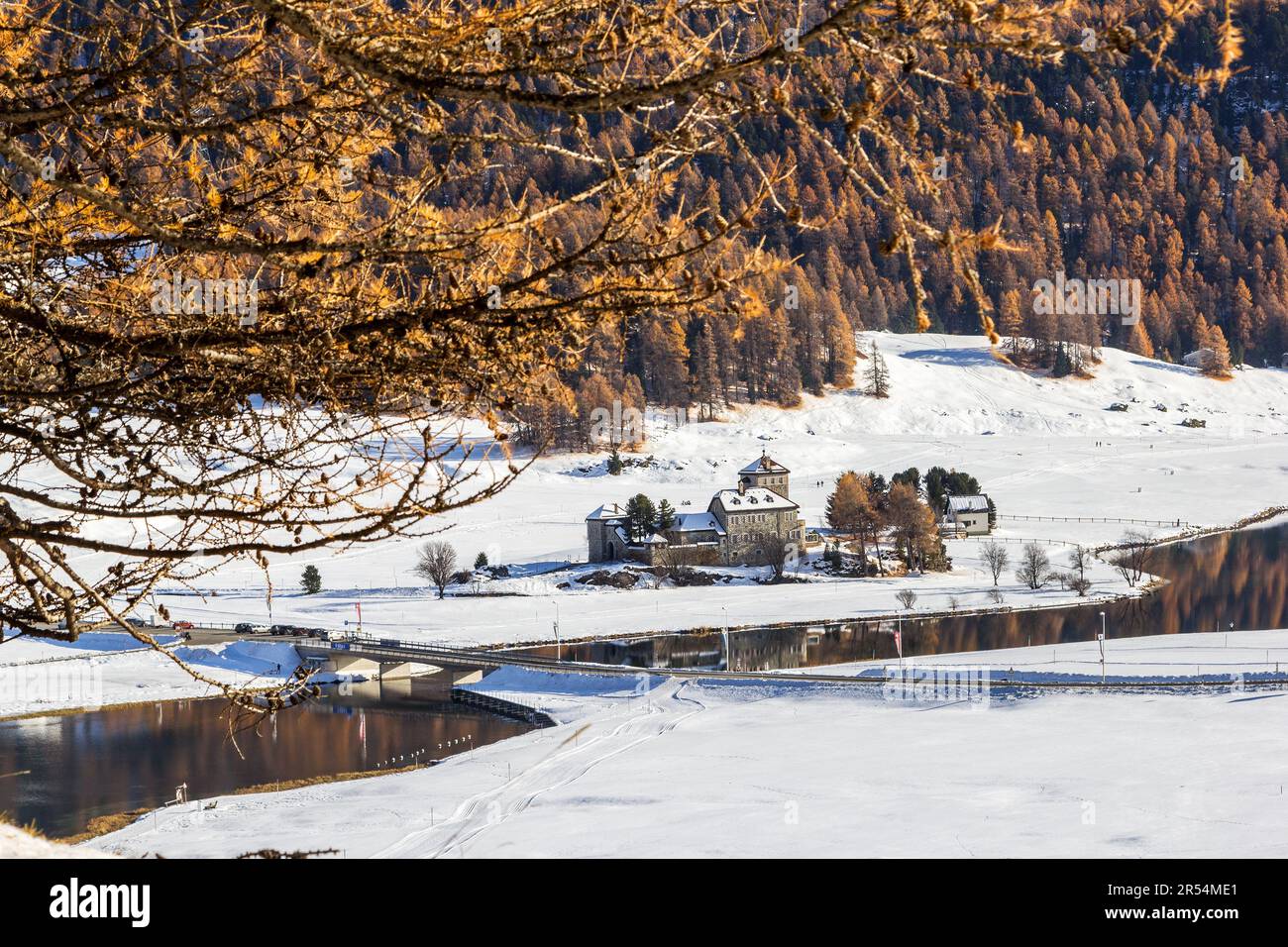 Surlej, Suisse - 11 novembre. 2021: Château crap da Sass dans le district de Surlej de Silvaplana ville en fin de saison d'automne, haute Engadin,, gris Banque D'Images