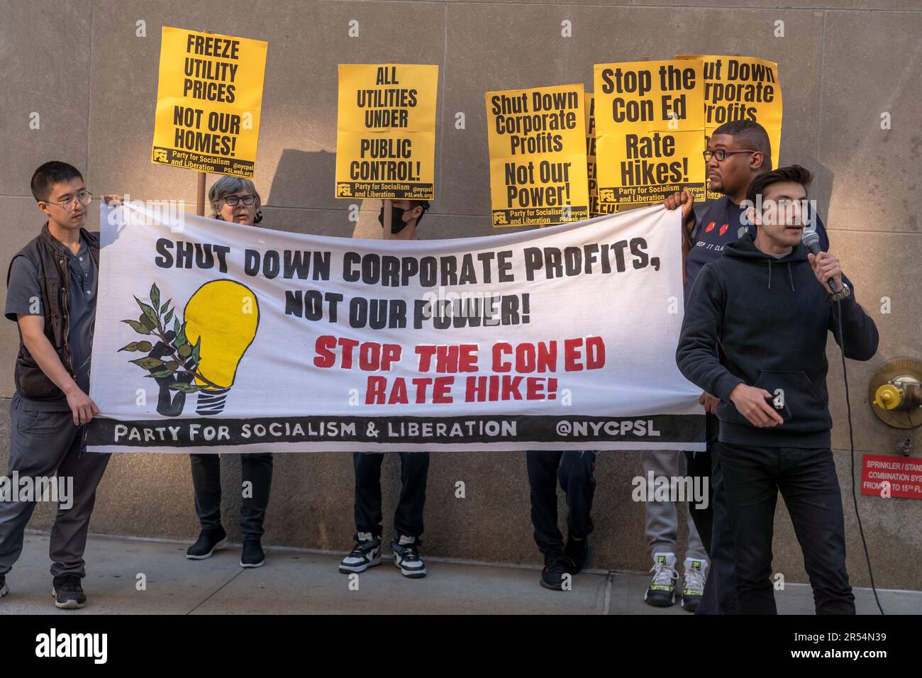 New York, États-Unis. 31st mai 2023. Kei prend la parole lors d'une manifestation pour arrêter les hausses de tarifs de con Ed organisées par le NYC Party for Socialism and Libration devant le bâtiment de la Commission de service public à New York. (Photo par Ron Adar/SOPA Images/Sipa USA) crédit: SIPA USA/Alay Live News Banque D'Images