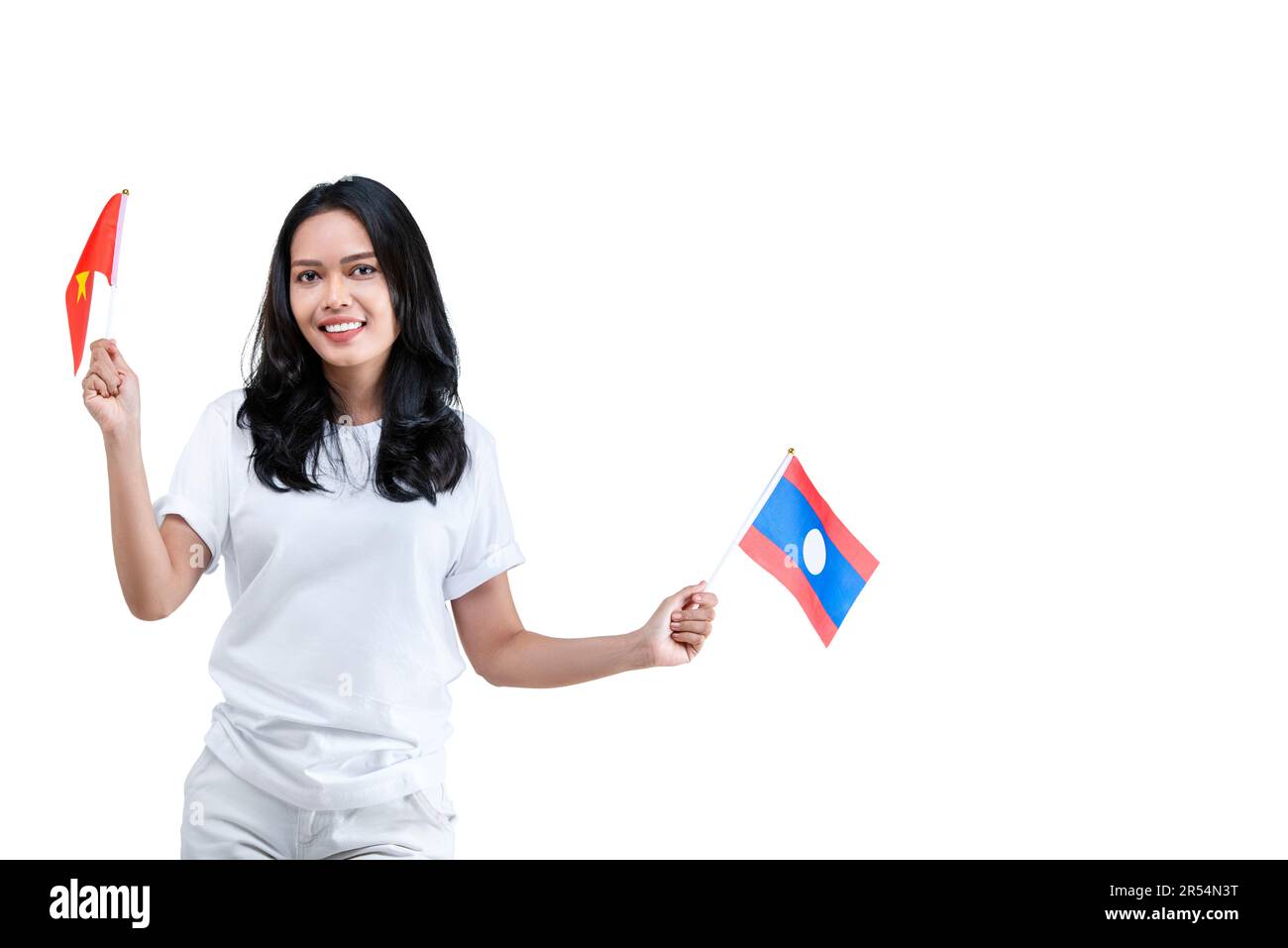 Femmes asiatiques tenant des drapeaux du Vietnam et du Laos isolées sur fond blanc. Coopération de deux nations ASEAN Banque D'Images