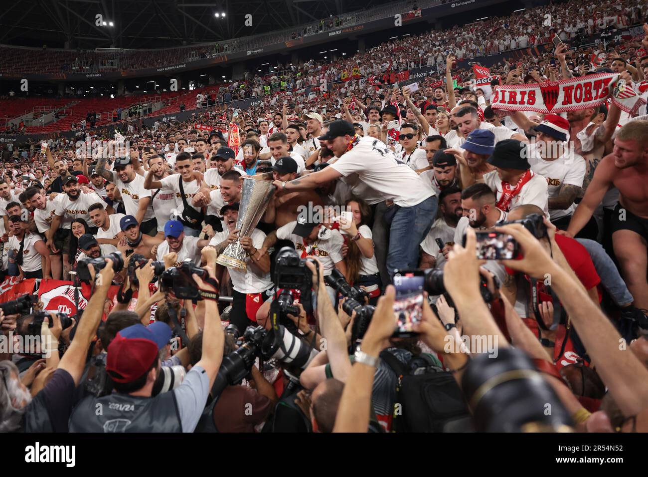 Budapest, Hongrie. 31st mai 2023. Les fans du FC Sevilla fêtent avec le trophée suivant la victoire du tir de pénalité lors du match de l'UEFA Europa League au stade de Puskas, à Budapest. Crédit photo à lire: Jonathan Moscrop/Sportimage crédit: Sportimage Ltd/Alay Live News Banque D'Images