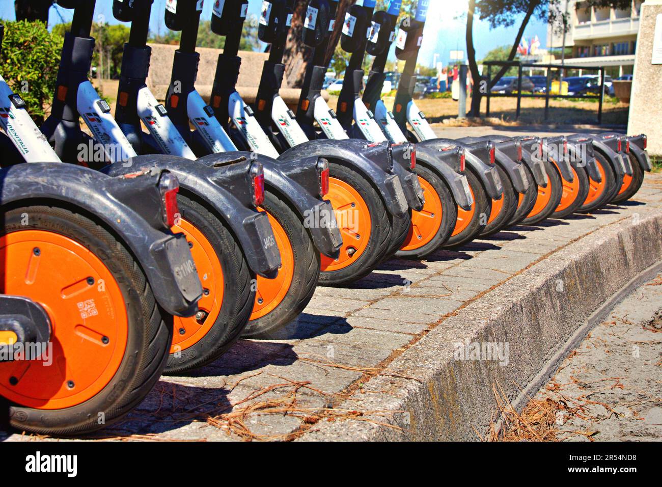 22 juillet 2022, Pise, Italie , rangée de scooters électriques garés dans la ville vue basse véhicules de location modernes alimentés par batterie pour le transport des personnes Banque D'Images