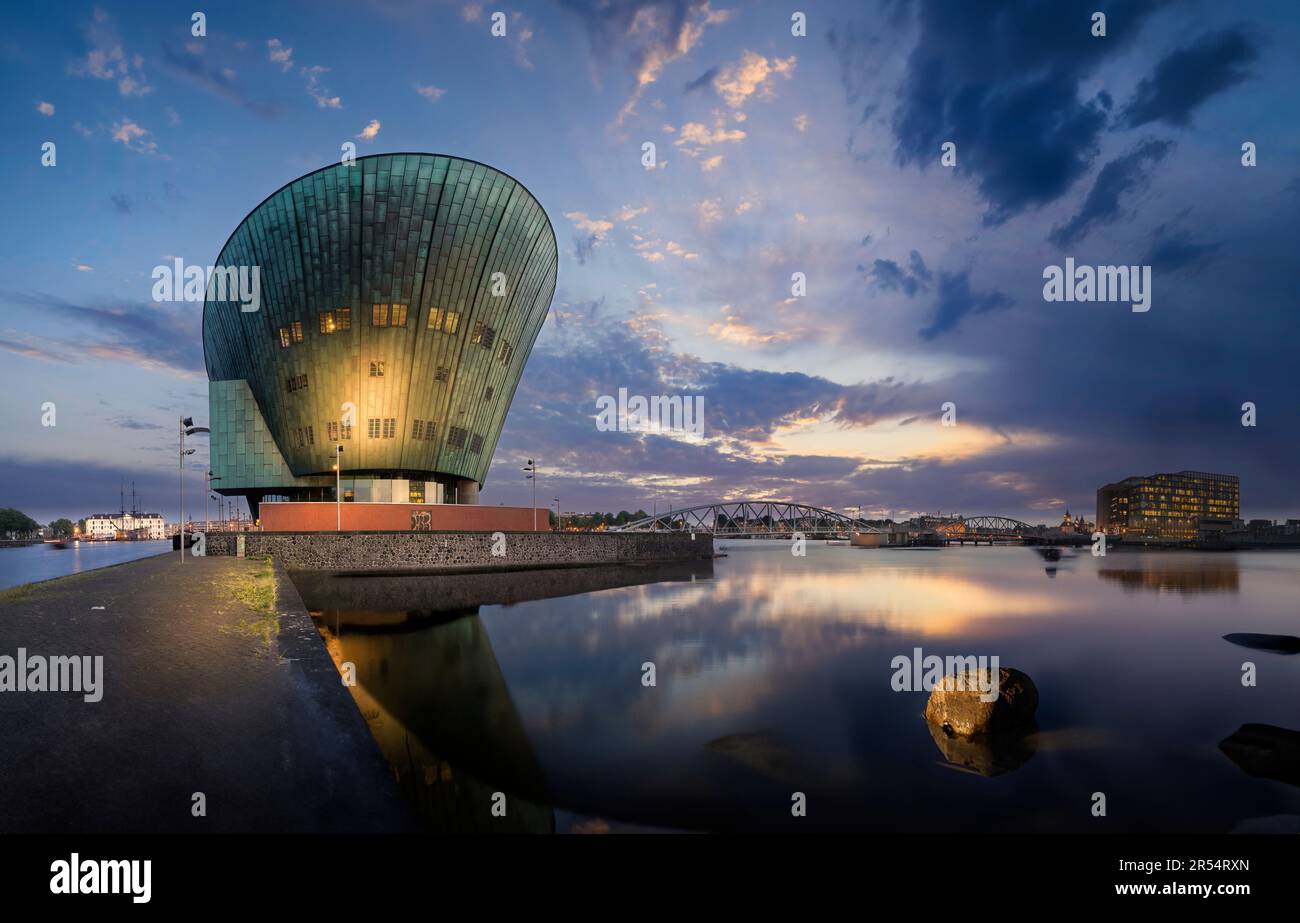 Le Centre des sciences Nemo sur waterfront, Amsterdam, Pays-Bas Banque D'Images