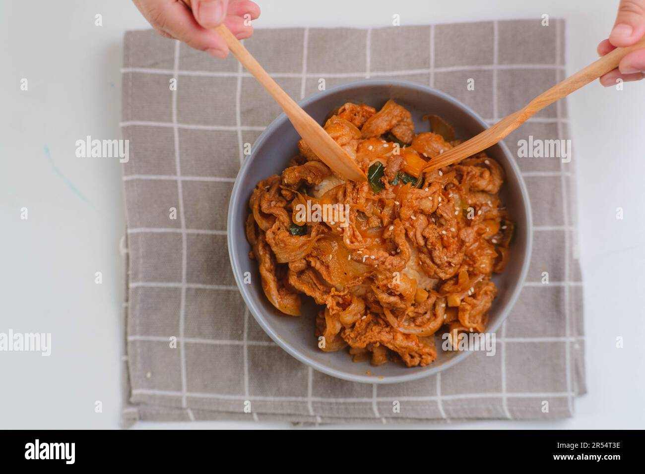 Cuisine coréenne mains tenant une cuillère en mangeant des kimchi
