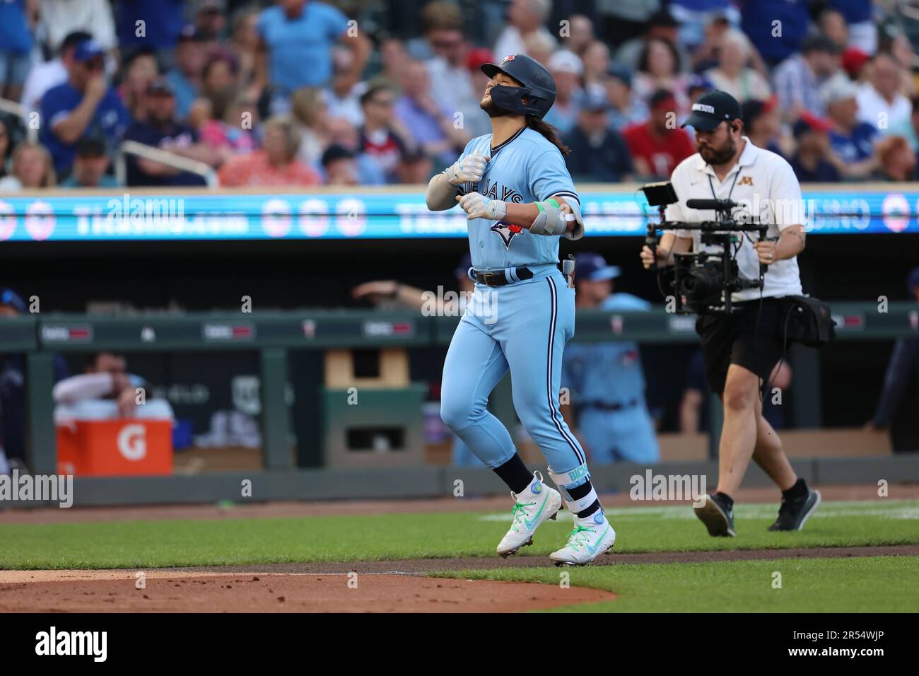 26 mai 2023, Minneapolis, Minnesota, États-Unis : 26 mai 2023, Minneapolis, Minnesota, États-Unis : l'arrêt court des Blue Jays de Toronto Bo Bichette (11) célèbre sa course à domicile pendant le match entre les Blue Jays de Toronto et les Twins du Minnesota sur le terrain Target. Crédit obligatoire: Bruce Fedyck Zuma Press (image de crédit: © Bruce Fedyck/ZUMA Press Wire) USAGE ÉDITORIAL SEULEMENT! Non destiné À un usage commercial ! Banque D'Images