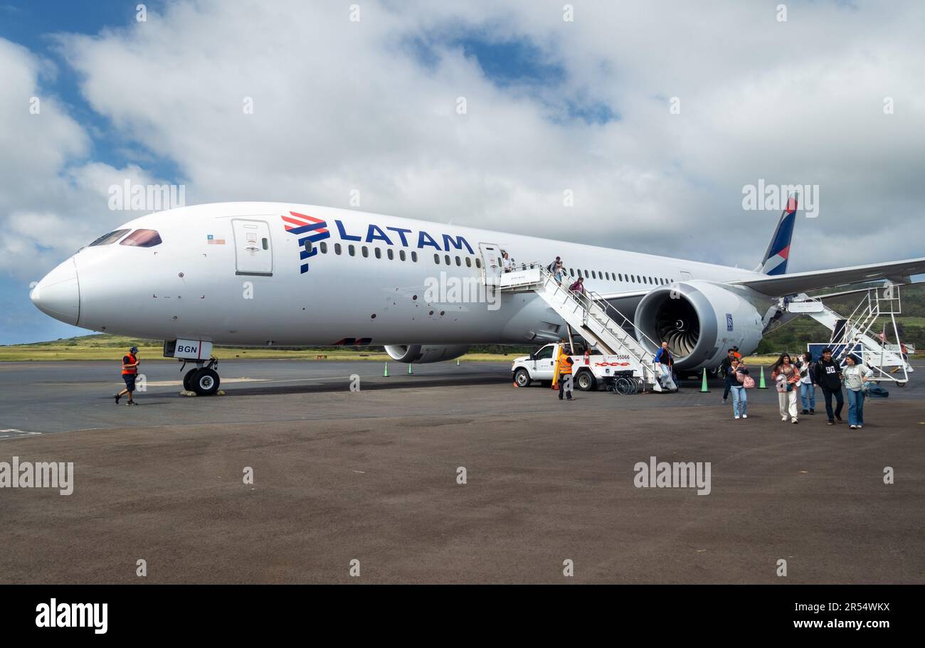 Les touristes quittant l'avion Boeing 747 de LATAM et marchant le tarmac jusqu'au bâtiment de l'aéroport international de Mataveri, Hanga Roa Easter Island Rapa Nui Chili Banque D'Images