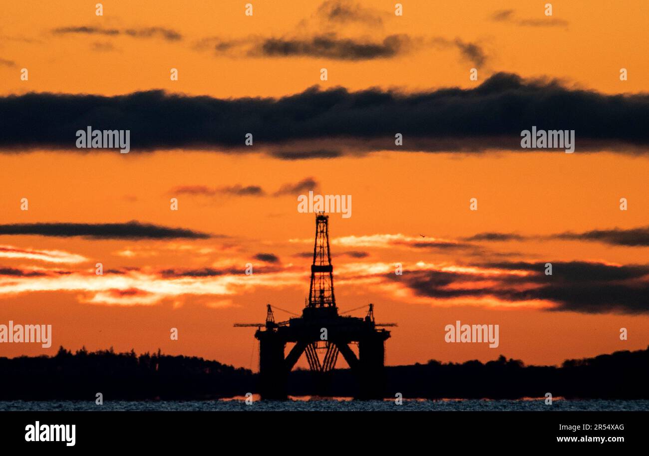 Photo du dossier datée du 27/04/2020 du soleil se levant derrière une plate-forme pétrolière redondante amarrée dans le Firth of Forth près de Kirkcaldy, Fife. Bloquer de nouveaux projets pétroliers et gaziers en mer du Nord coûterait £1 100 Écossais chacun, ont déclaré les conservateurs, alors qu'ils avaient pris pour cible les plans de Sir Keir Starmer pour l'industrie. Date de publication : jeudi 1 juin 2023. Banque D'Images