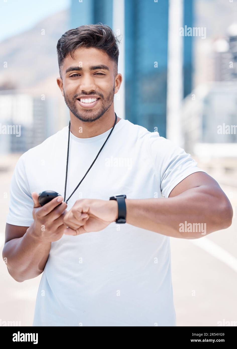 Fitness montre intelligente et portrait de l homme en ville pour