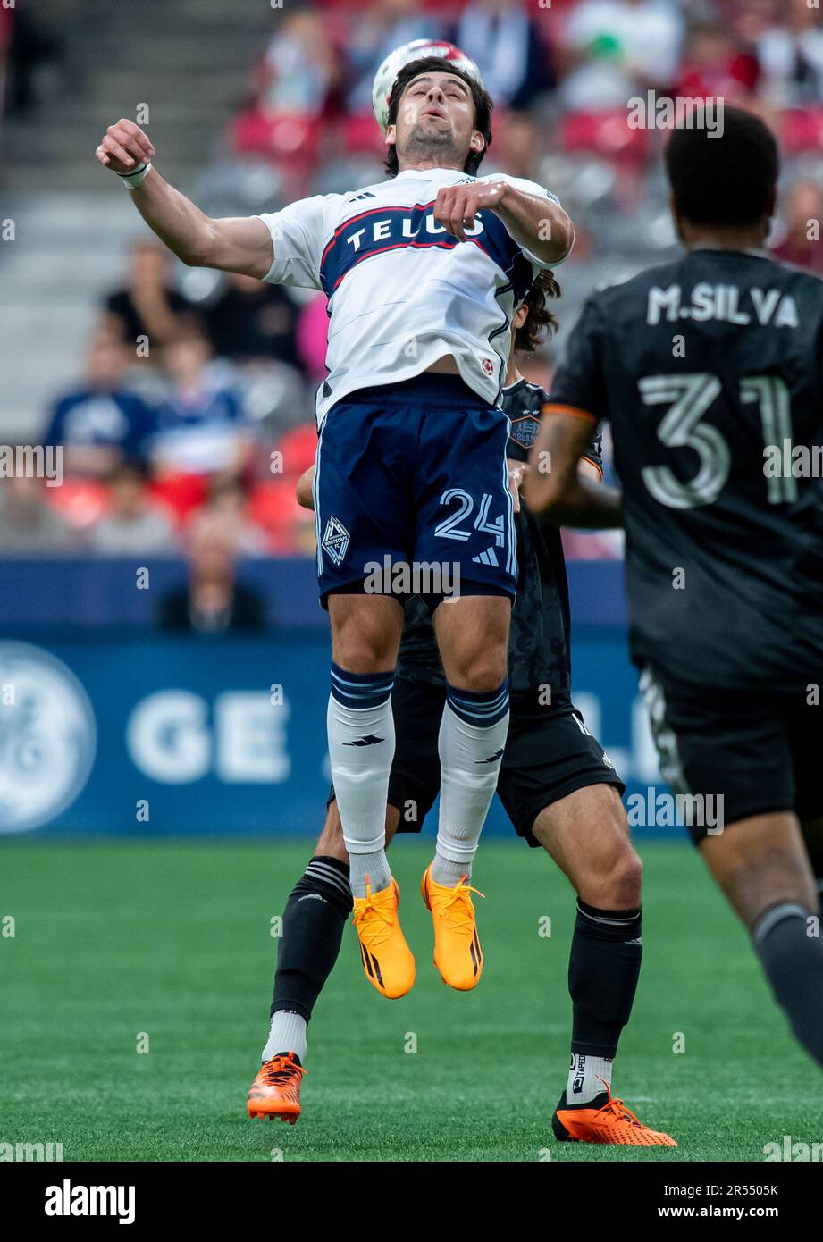 Vancouver, Canada. 31st mai 2023. Brian White (L) des Whitecaps de Vancouver se dirige vers le ballon lors du match de football de la Ligue majeure (MLS) de 2023 entre les Whitecaps de Vancouver et Houston Dynamo à BC place, à Vancouver, au Canada, sur 31 mai 2023. Crédit : Andrew Soong/Xinhua/Alay Live News Banque D'Images