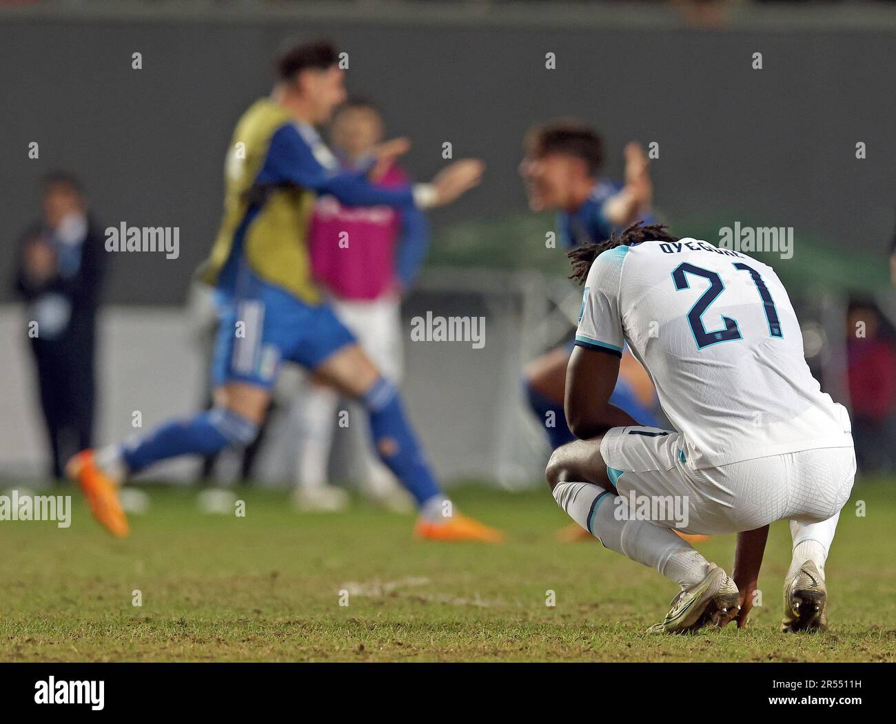 La Plata, Argentine, sur 27 mai 2023. Le défenseur de l'Angleterre Daniel Oyegoke (R) réagit dans le rejet après que leur équipe a perdu 2-1 contre l'Italie et a été éliminé pendant la coupe du monde de la FIFA U-20 Argentine 2023 tour de seize match entre l'Angleterre et l'Italie au stade Diego Armando Maradona à la Plata. , Argentine, sur 31 mai 2023. L'Italie a gagné et s'est qualifiée pour le quart de finale du tour.le défenseur Daniel Oyegoke (R) réagit dans le rejet après que leur équipe a perdu 2-1 contre l'Italie et a été éliminé pendant la coupe du monde de la FIFA U-20 Argentine 2023 tour de seize match entre l'Angleterre et l'Italie à Banque D'Images