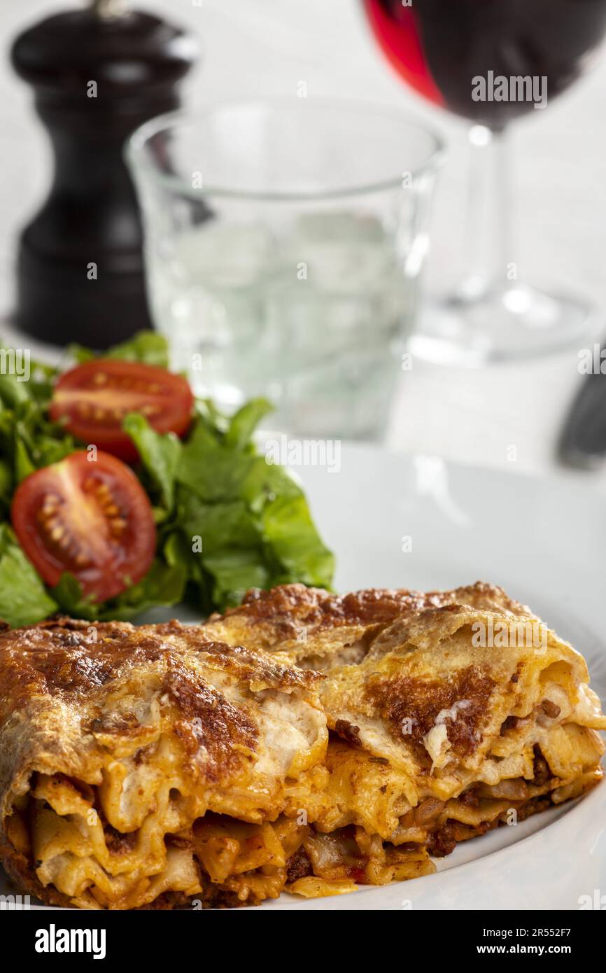 Portion de lasagnes sur Une assiette blanche Banque D'Images