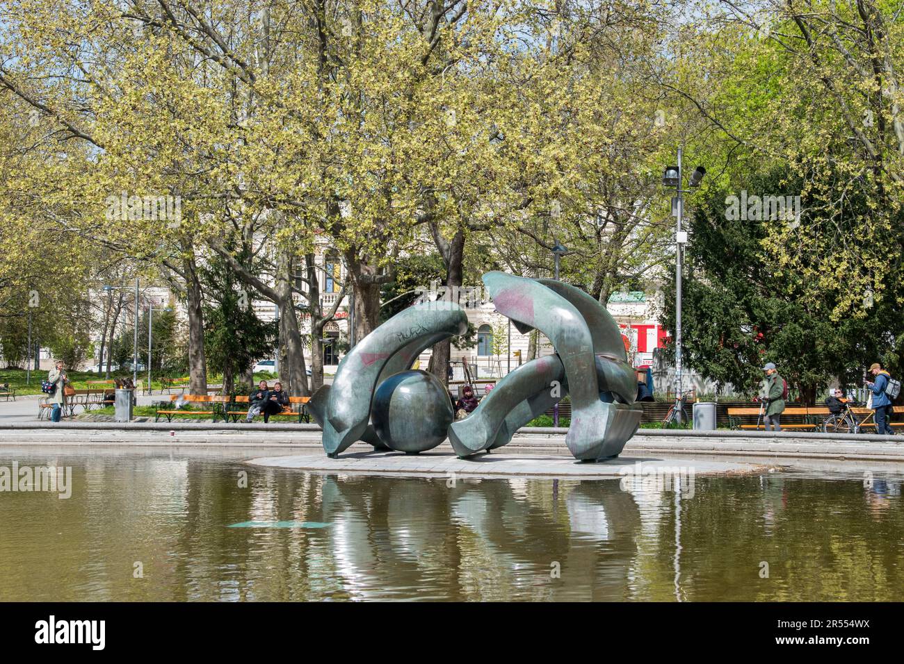 autriche, vienne - 26 avril 2023 la sculpture en bronze « arches de colline » a été conçue par henry moore en 1973. il se trouve dans un bassin d'eau devant le bar Banque D'Images