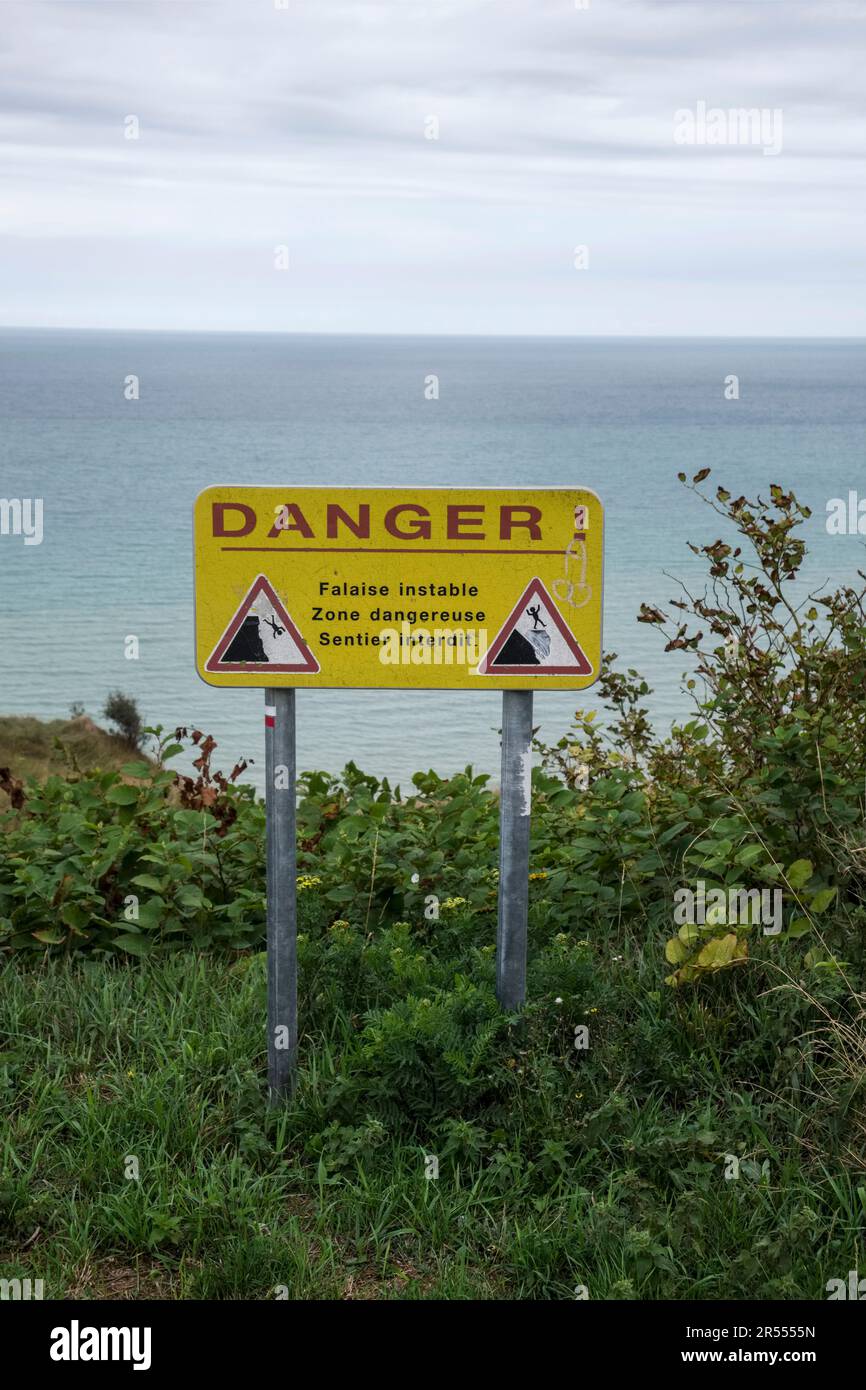 Panneau d’avertissement “danger, bordure instable de la falaise, zone dangereuse, sortie” au Treport, le long de la côte normande “côte d’Albatre” (côte d’Albâtre) Banque D'Images