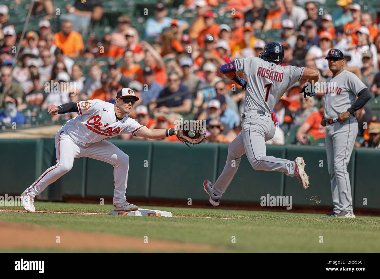 Le premier baseman Ryan Mountcastle (6) de Baltimore Orioles sort sur Cleveland Guardians shortstop Amed Rosario (1) Baltimore, MD, Etats-Unis; pendant un MLB Banque D'Images