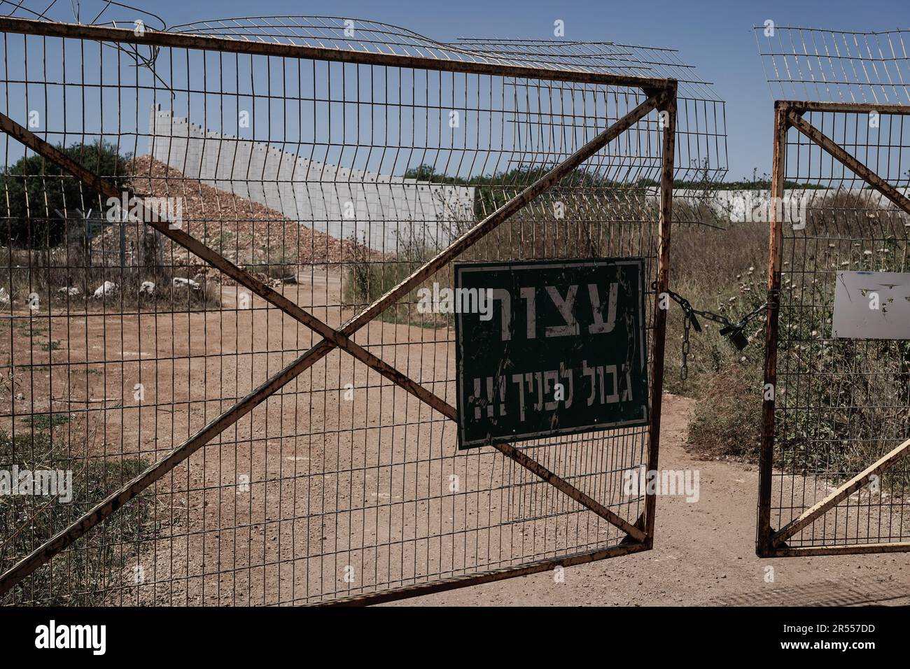 Shtula, Israël. 31st mai 2023. Une barrière physique est en cours de construction le long de la frontière nord d'Israël avec le Liban, un mur en béton de 7 mètres de haut, sur lequel des mesures technologiques et arsenifiées sont prévues pour empêcher l'infiltration. Les espaces dans le mur sont fermés par une barrière temporaire. Alors que les tensions s'intensifient avec l'Iran et son mandataire libanais, le Hezbollah, les analystes militaires israéliens suggèrent qu'un événement de guerre totale est imminent. Crédit : NIR Amon/Alamy Live News Banque D'Images