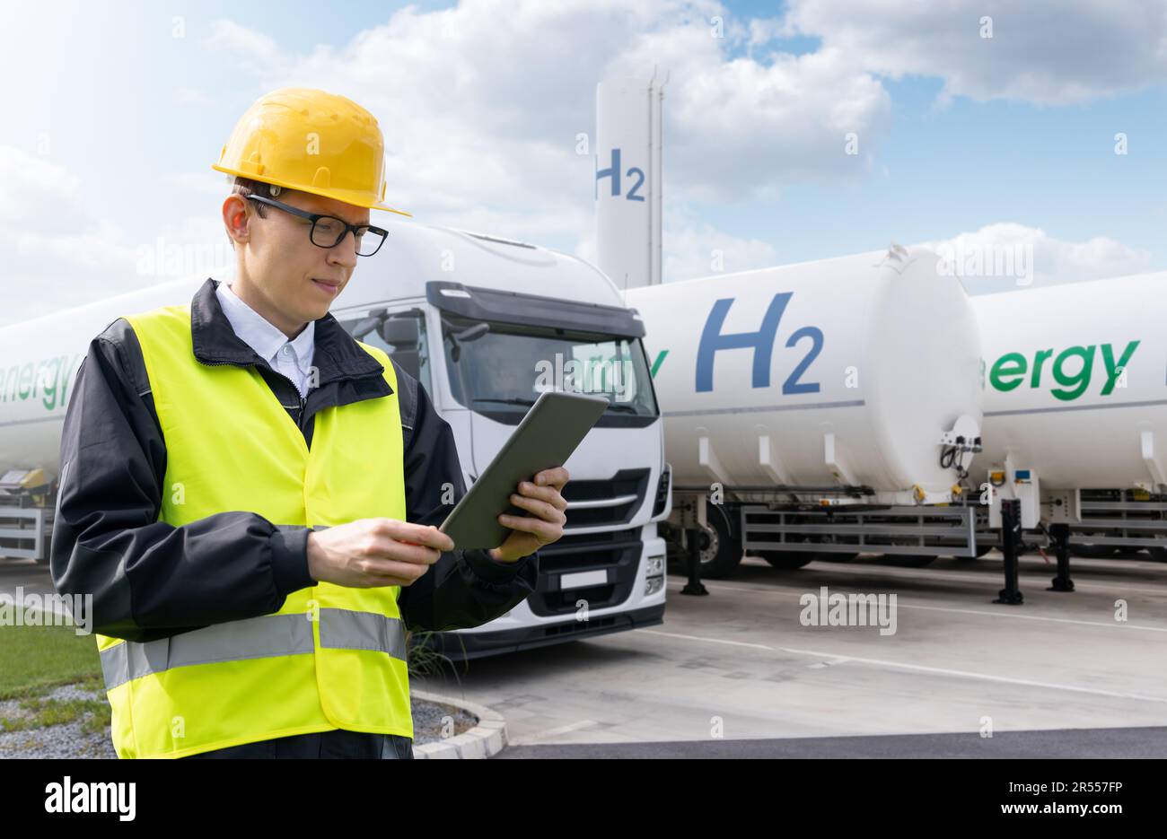 Concevoir avec une tablette numérique sur un fond de réservoirs de gaz. Photo de haute qualité Banque D'Images