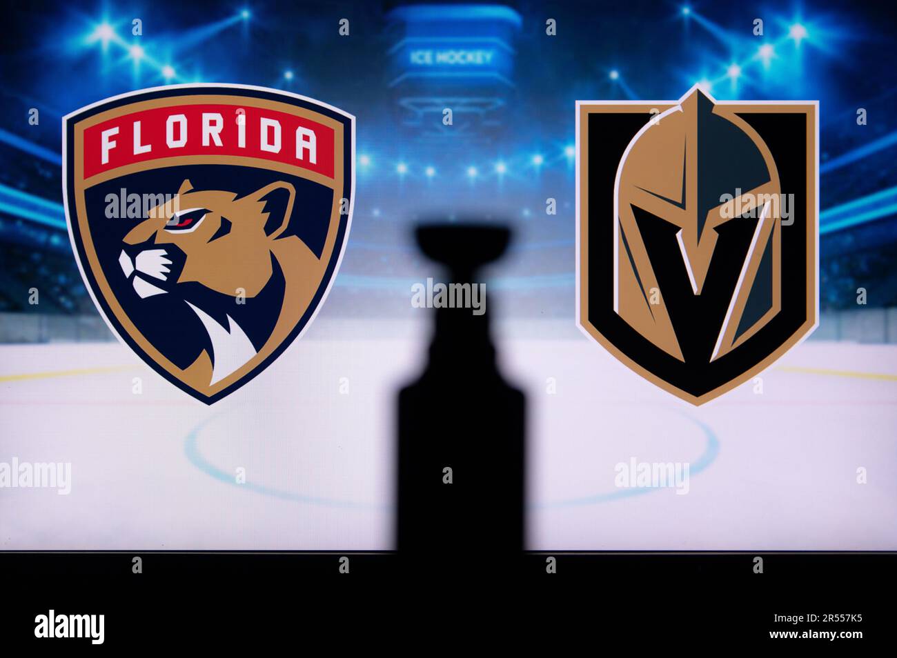 FLORIDA, USA, 31 MAI 2023: Clash pour la Stanley Cup: Florida Panthers vs Vegas Golden Knights - embrassant la silhouette de la gloire de hockey. Finale de la LNH Banque D'Images