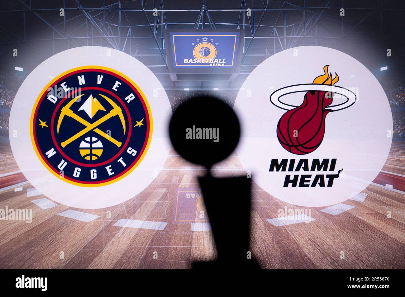 MIAMI, USA, 31 MAI 2023: Un aperçu de la grandeur: Denver Nuggets vs Miami Heat Clash dans les finales de la NBA, avec le légendaire Larry O'Brien Championship Trop Banque D'Images