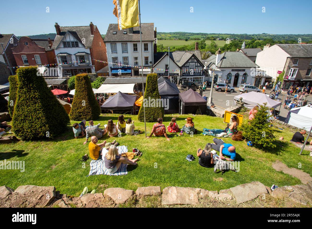 Les gens qui apprécient le festival du livre Hay on Wye 2023 dans le