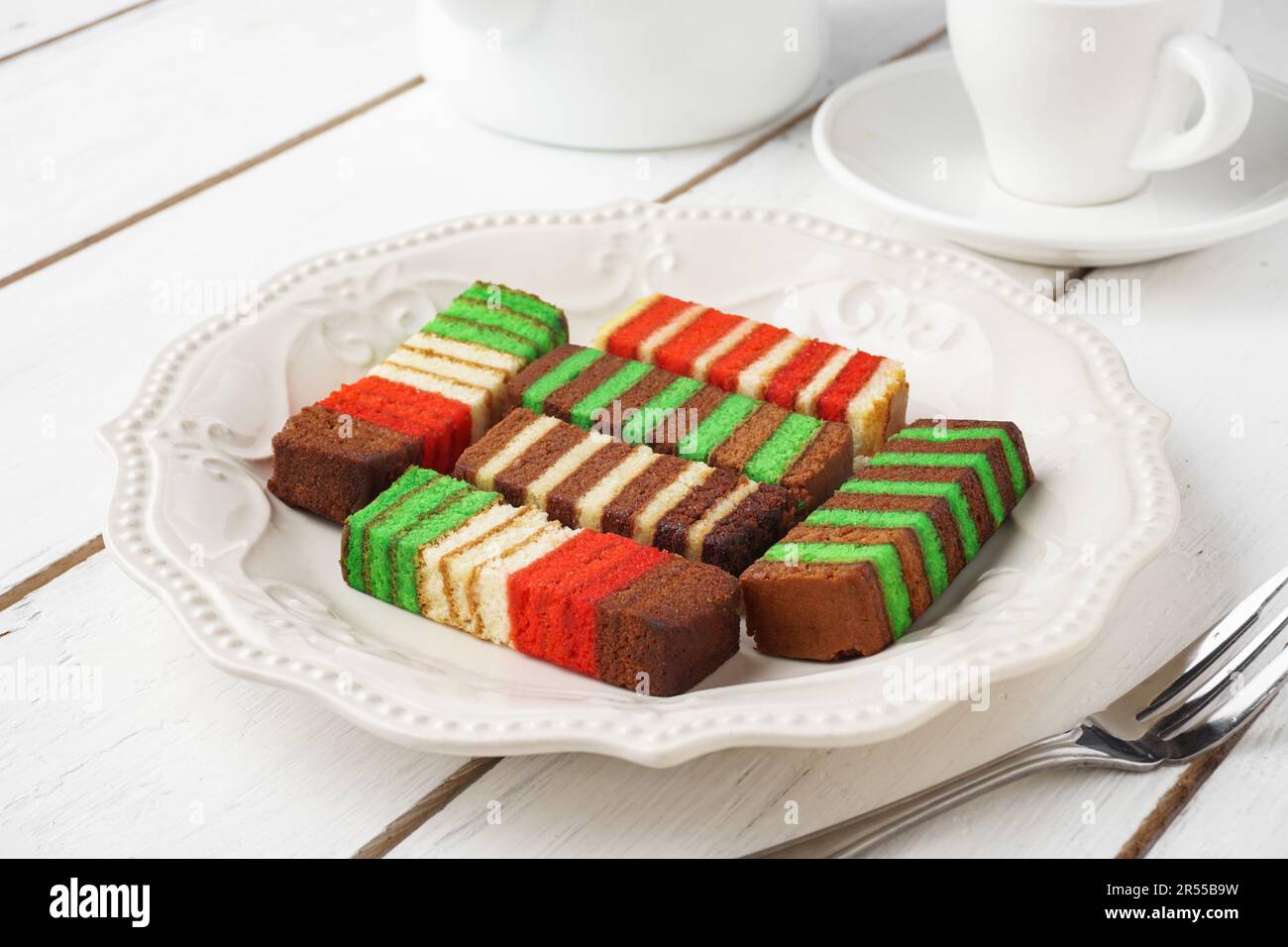 Plat malaisien Kek Lapis Sarawak ou Sarawak gâteau superposé avec de belles  couleurs variées. Un gâteau similaire en Indonésie est également connu sous  le nom de Kek Lapis legit o Photo Stock -