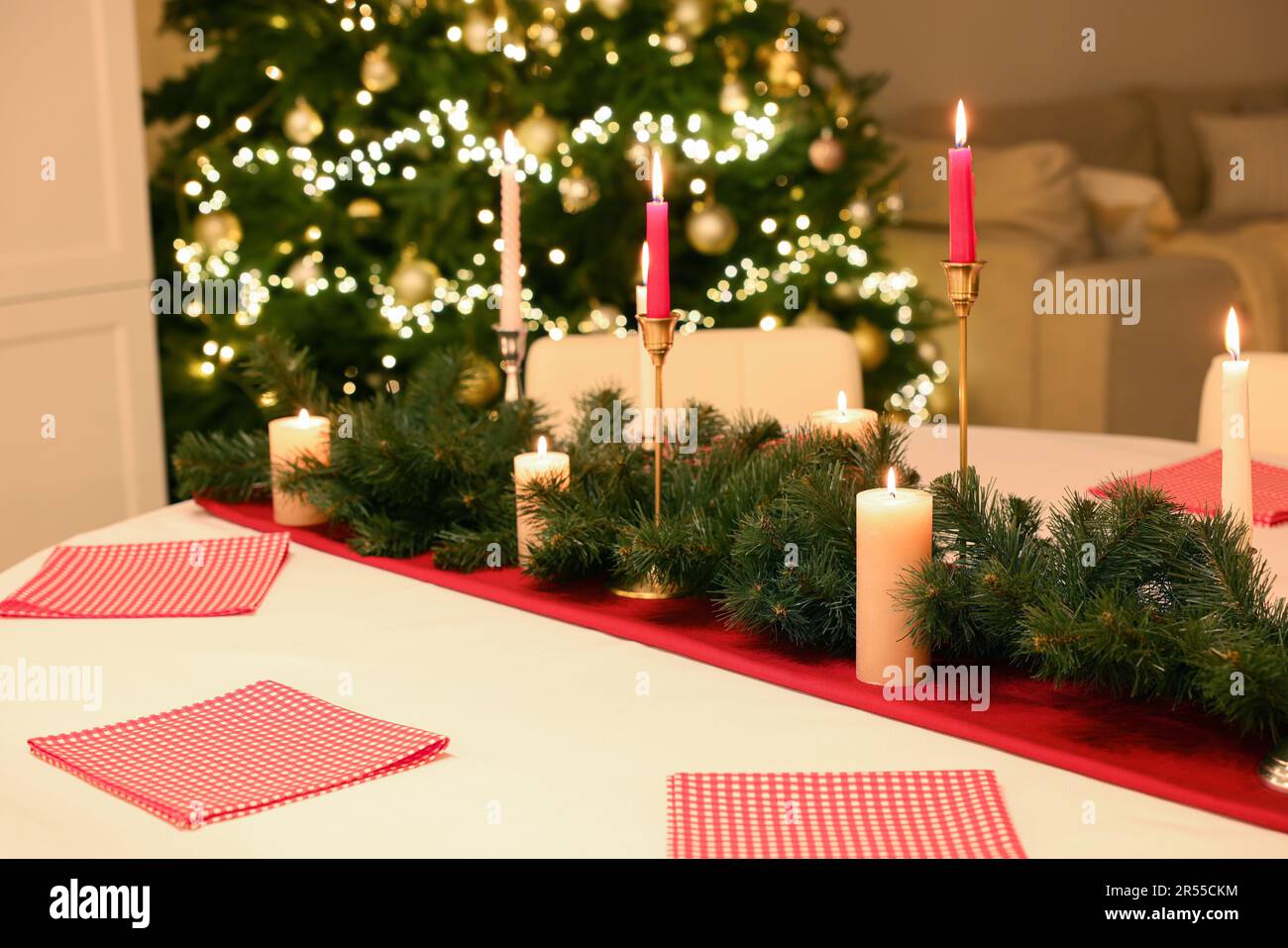 Serviettes rouges et magnifique décor de Noël à l'intérieur. Design intérieur Banque D'Images