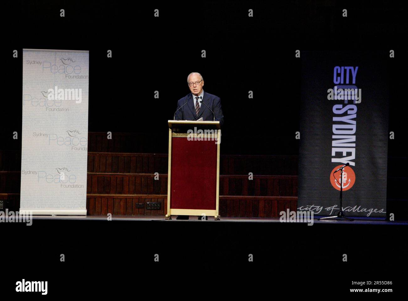 Hans Blix, ancien inspecteur en chef des armes de l'ONU, reçoit le prix de la paix de Sydney de la Sydney Peace Foundation. Le prix $50 000 est décerné chaque année à un individu qui a « apporté une contribution importante à la paix mondiale, y compris des mesures pour éliminer la pauvreté et d'autres formes de violence structurelle ». Hôtel de ville de Sydney, Sydney, Australie. 07.11.07. Banque D'Images