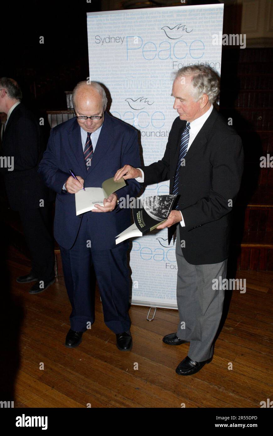 Hans Blix avec le professeur Stuart Rees A.M., directeur de la Sydney Peace Foundation. Hans Blix, ancien inspecteur en chef des armes de l'ONU, reçoit le prix de la paix de Sydney de la Sydney Peace Foundation. Le prix $50 000 est décerné chaque année à un individu qui a « apporté une contribution importante à la paix mondiale, y compris des mesures pour éliminer la pauvreté et d'autres formes de violence structurelle ». Hôtel de ville de Sydney, Sydney, Australie. 07.11.07. Banque D'Images