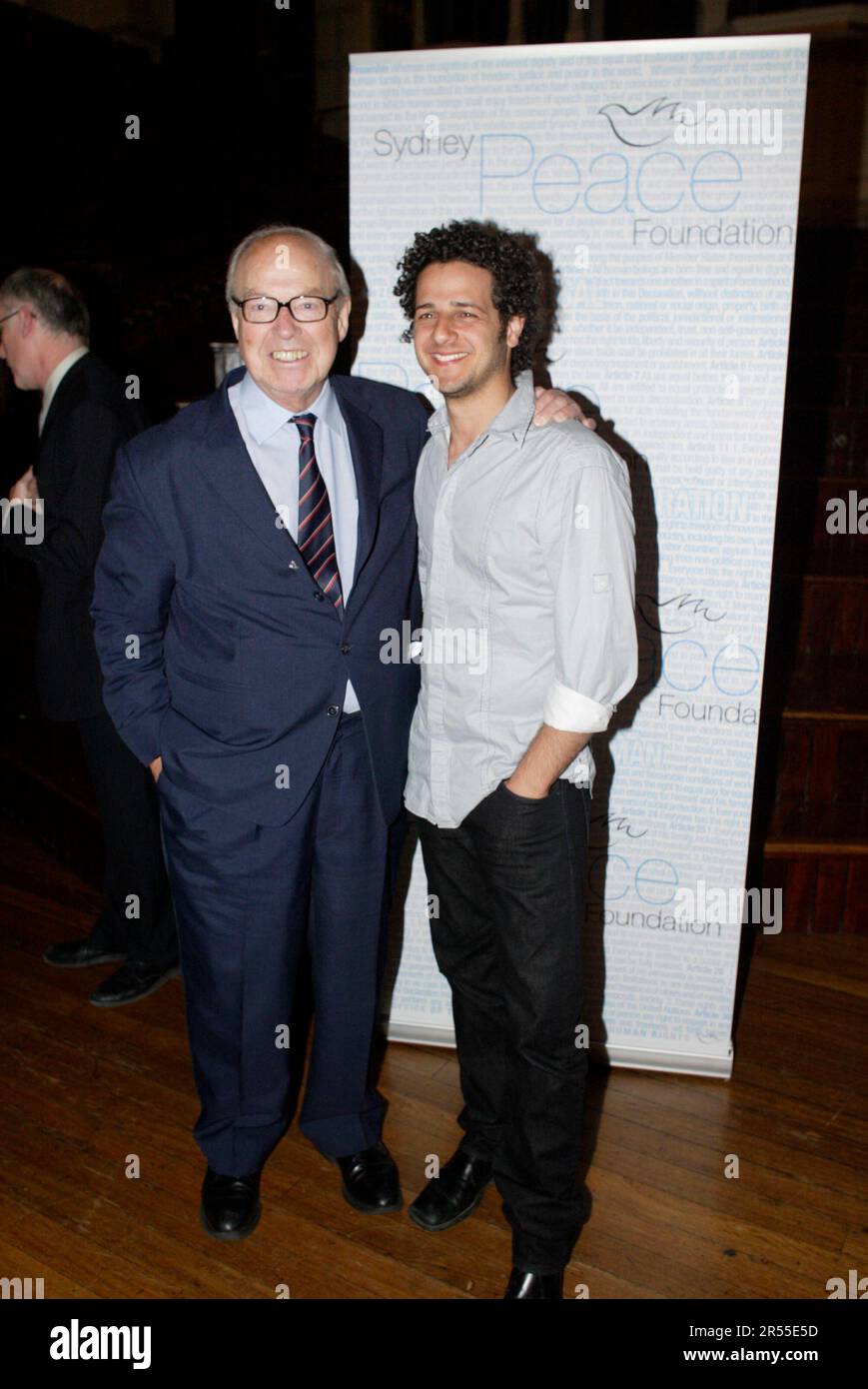 Hans Blix et Lior, musicien primé à l'ARIA. L'ancien inspecteur en chef des Nations Unies, Hans Blix, a reçu le prix de la paix de Sydney par la Sydney Peace Foundation lors d'une cérémonie qui s'est tenue à l'hôtel de ville de Sydney, en Australie - 07.11.07 Banque D'Images