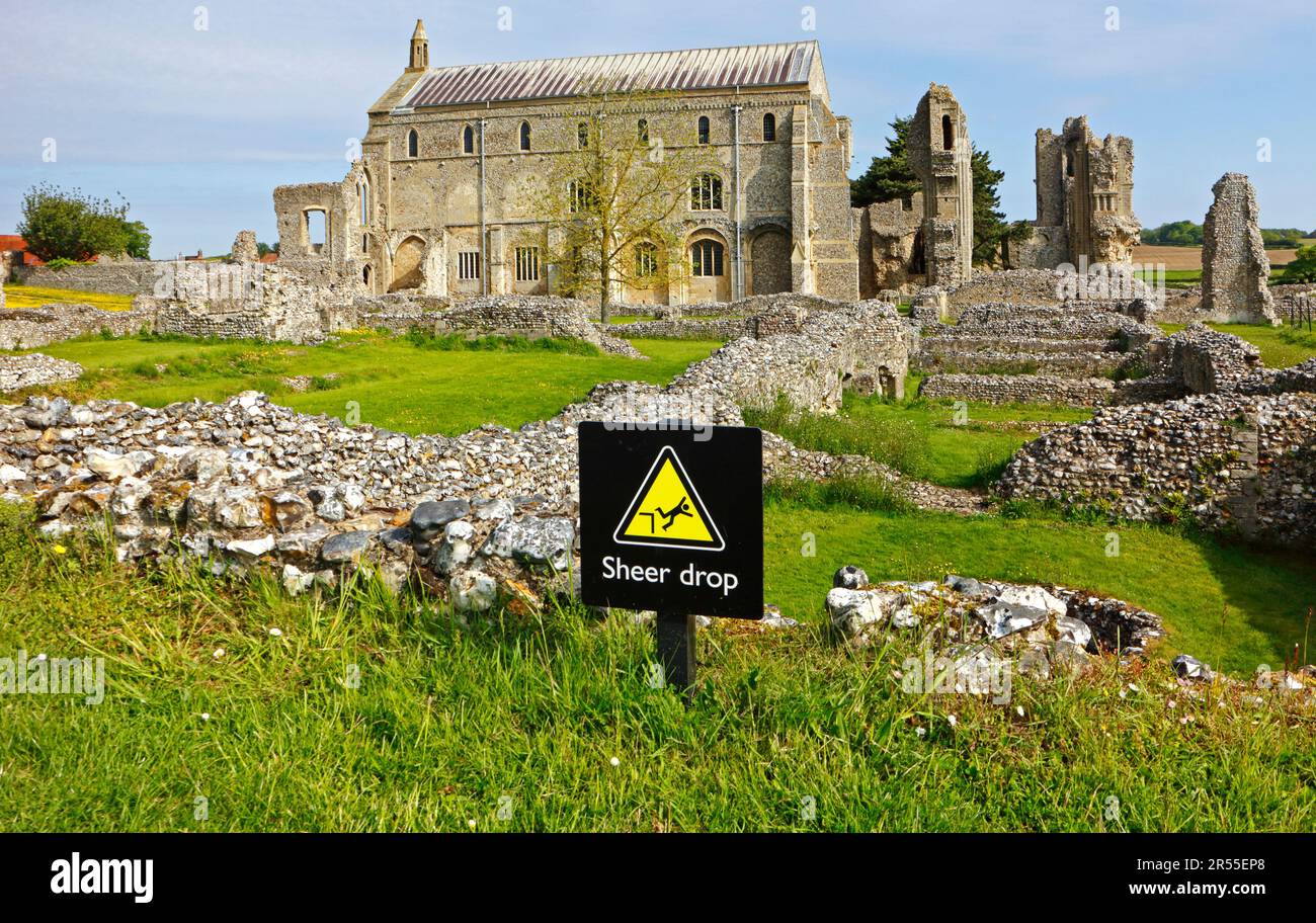 Un simple avis de sécurité de chute dans les limites des ruines et de l'église du Prieuré de Sainte Marie et de la Sainte Croix à Binham, Norfolk, Angleterre, Royaume-Uni. Banque D'Images