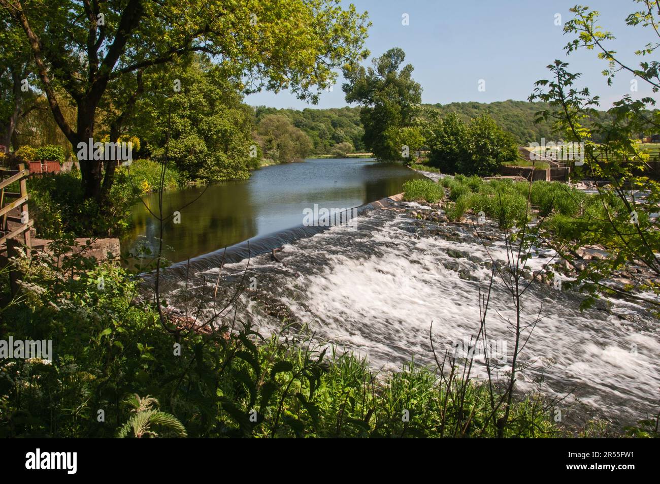 Autour du Royaume-Uni - projet hydro-électrique appartenant à la communauté sur un déversoir existant qui a environ 600 ans. Banque D'Images