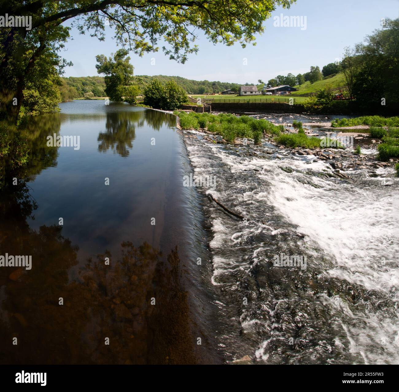 Autour du Royaume-Uni - projet hydro-électrique appartenant à la communauté sur un déversoir existant qui a environ 600 ans. Banque D'Images