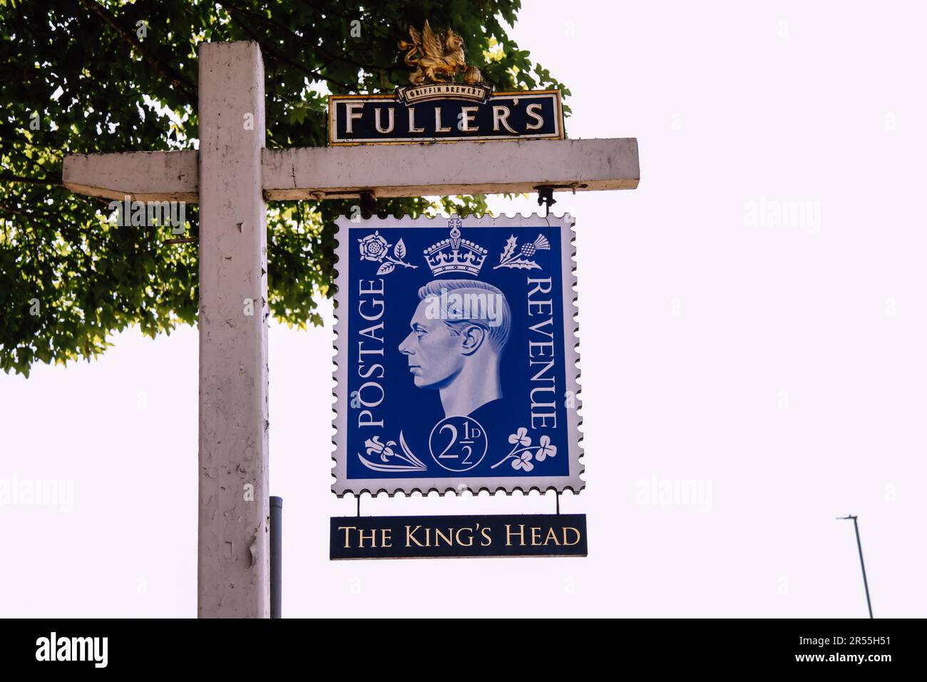 Fuller's Kings Head Traditional English public House à Guildford, panneau montrant le timbre King George VI, King's Road, Surrey, Angleterre, Royaume-Uni, Printemps 2023 Banque D'Images
