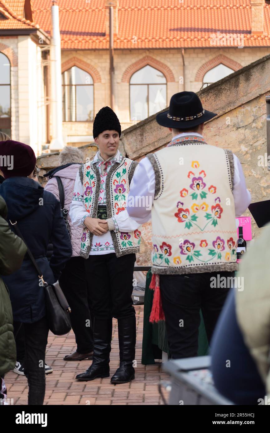 Bendery, Moldavie - 12 novembre 2022: Hommes en costume moldave national - chapeau de peau de mouton (Căciulă), Pieptar (est une veste brodée de peau de mouton) et nati Banque D'Images