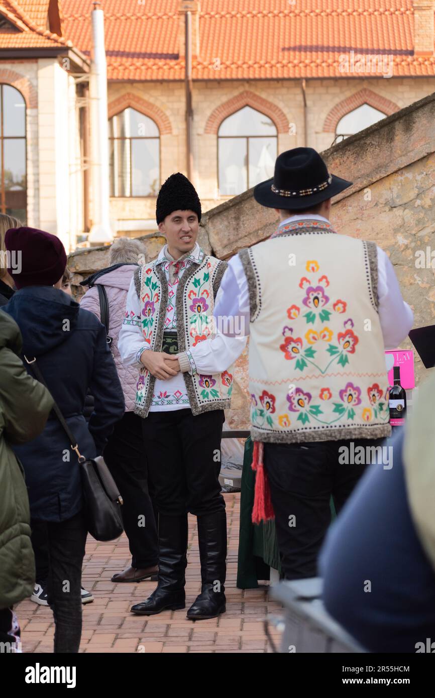 Bendery, Moldavie - 12 novembre 2022: Hommes en costume moldave national - chapeau de peau de mouton (Căciulă), Pieptar (est une veste brodée de peau de mouton) et nati Banque D'Images