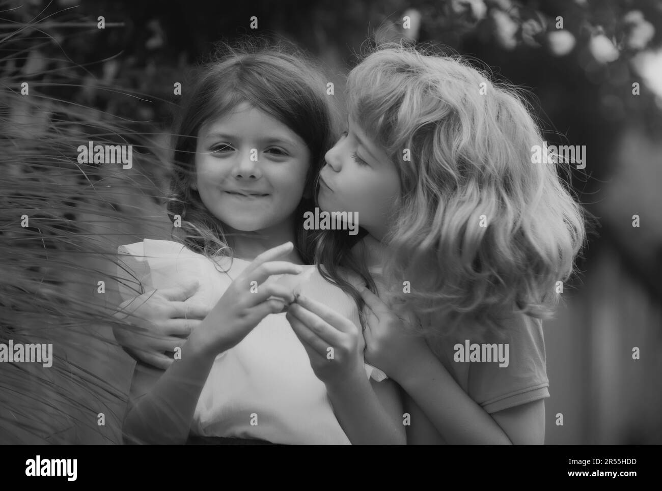 Petit garçon et fille amoureux. Enfants gais jouant sur le parc à l'extérieur. Portrait d'été d'enfants heureux et mignons. Un enfant charmant, les premiers enfants adorent. Heureux Banque D'Images