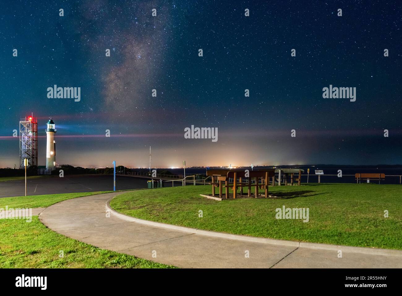 Scène nocturne de la galaxie de la voie lactée au-dessus d'un phare côtier et d'une aire de pique-nique à Queenscliff, à Victoria, en Australie Banque D'Images